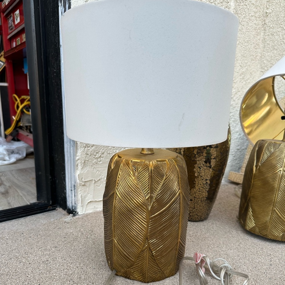 Elegant Gold Leaf Table Lamp